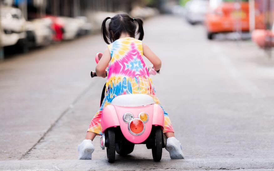 Rozwój motoryczny dziecka dzięki jeździkowi – dlaczego warto?
